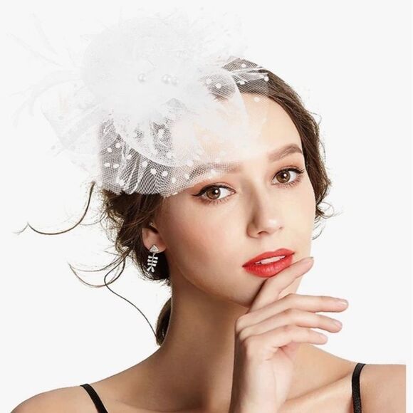 White fascinator for high tea or wedding - Picture 2 of 6